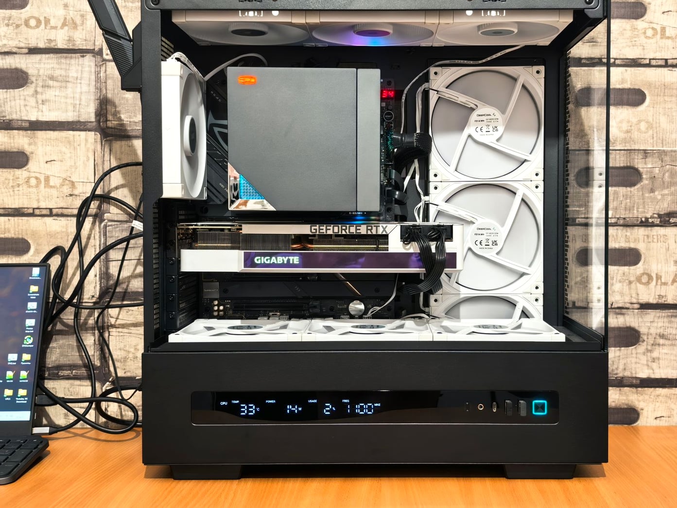 Componentes internos de um computador desktop para manutenção