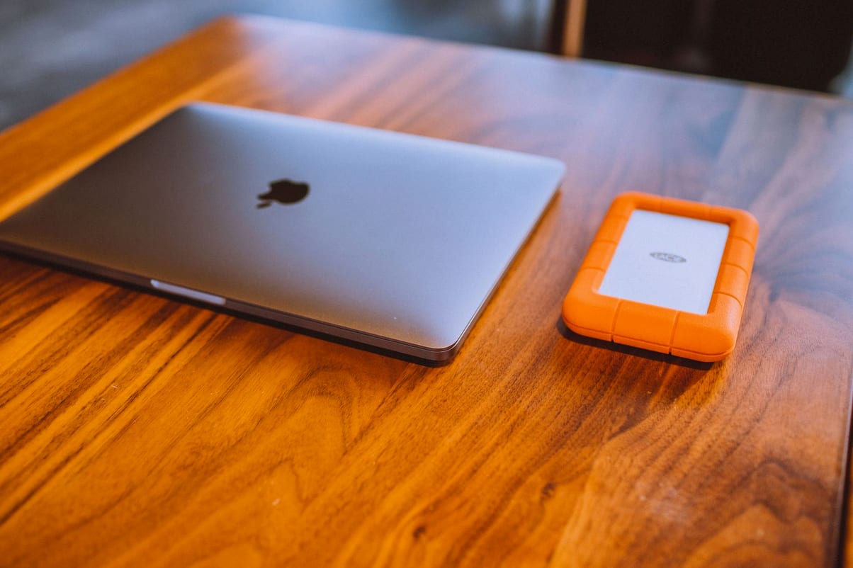Notebook aberto com disco rígido em processo de manutenção