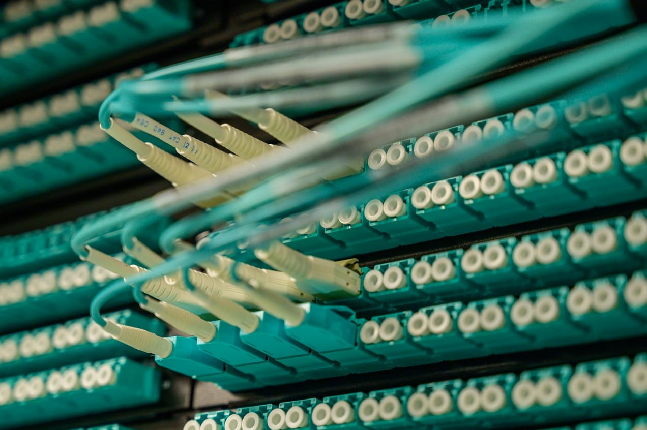 Rack de servidores com cabeamento de rede organizado